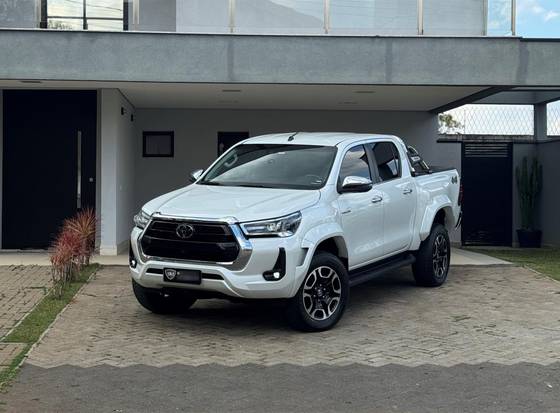 TOYOTA HILUX 2.8 D-4D TURBO DIESEL CD SRX PLUS 4X4 AUTOMÁTICO